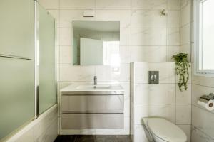 Koupelna v ubytování Netanya Seaside High-Rise Apartment with Mamad by Sea N Rent + 26 fotografií