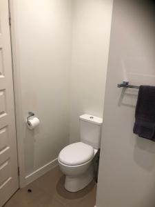 een badkamer met een wit toilet in een kamer bij Lbarza Stylish 3BR Central Serviced Apartment in Shepparton +4 foto's