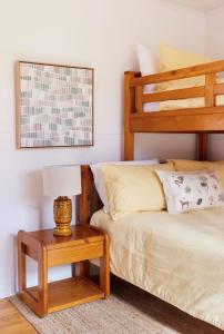 Un dormitorio con dos literas y una mesa. en Lohr Ave Holiday Home, en Inverloch