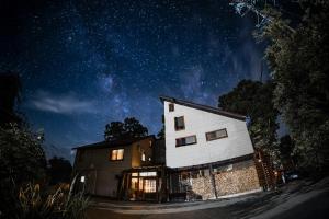 白馬村にあるKawa Mountains Hakubaの夜の星空の下の家