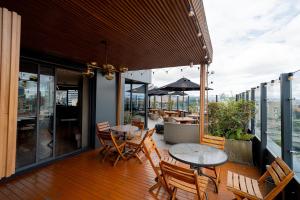 a balcony with a table and chairs on a building at Espectacular Apartaestudio con Piscina sobre la calle 100 in Bogotá
