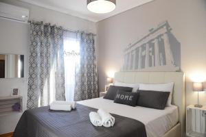 sypialnia z łóżkiem z dwoma ręcznikami w obiekcie Athina Apartments w Atenach