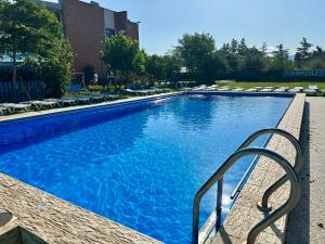 Bassein majutusasutuses Napoli Nataxtari hotel,pool,bar,kamping või selle lähedal