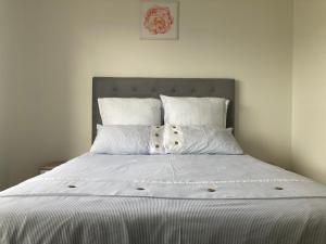 Ένα ή περισσότερα κρεβάτια σε δωμάτιο στο Smartstay Apartments The Sandown +18 φωτογραφίες