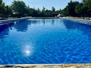 Bazén v ubytování Napoli Nataxtari hotel,pool,bar,kamping nebo v jeho okolí + 45 fotografií