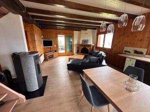 TV a/nebo společenská místnost v ubytování Chalet l'Aiglon Valais - Vue, Confort, Jacuzzi