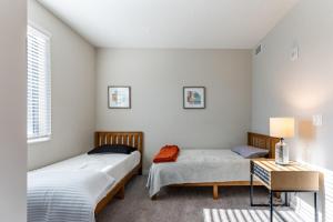 een slaapkamer met 2 bedden en een tafel bij Daytona 2BR w Parking – Family Pet Friendly in Daytona Beach +69 foto's