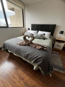 - une chambre avec un lit avec un serpent dans l'établissement Soñado depto con vista al lago, los volcanes y a todo Llanquihue, à Llanquihue