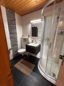 Koupelna v ubytování Chalet l'Aiglon Valais - Vue, Confort, Jacuzzi + 17 fotografií
