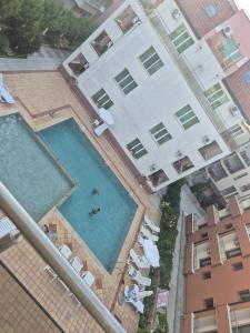 拉夫达Ravda的大楼旁游泳池的顶部景色