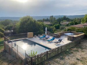 an overhead view of a pool with chairs and a table at Les terrasses des pourquiers in Gordes