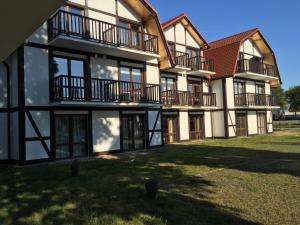 Una casa grande con balcones en un lateral. en Apartament Nad Morzem en Rowy