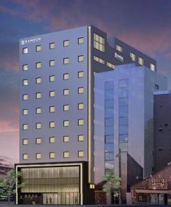 ein Bild eines großen Gebäudes mit Licht in der Unterkunft ランドーホテル札幌プレステージ in Sapporo