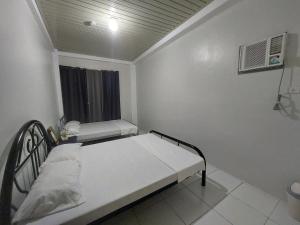 Postel nebo postele na pokoji v ubytování Lucky one transient 3mins walk from whart