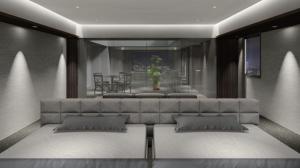 ein Wohnzimmer mit Sofa und Tisch in der Unterkunft ランドーホテル札幌プレステージ in Sapporo