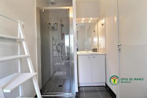 een badkamer met een douche en een wastafel bij La vigerie in Carnac +18 foto's