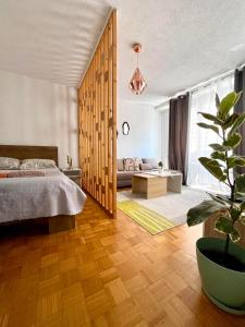 sypialnia z łóżkiem i doniczką w obiekcie Apartment studio 30 w Sarajewie