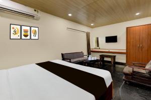 TV a/nebo společenská místnost v ubytování Super Hotel O Machilipatnam