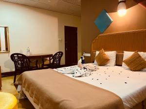 Postel nebo postele na pokoji v ubytování Himakara Hotel