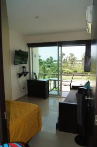 une chambre avec un lit et une vue sur un balcon dans l'établissement Penthouse con Jacuzzi en Acapulco Diamante, à Acapulco