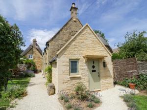 Cabaña pequeña de piedra con puerta blanca en Wyncliffe, en Chipping Campden
