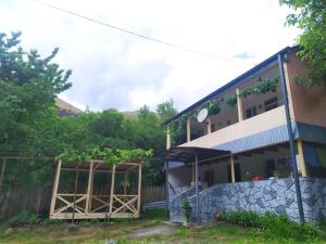 O edifício onde a casa de hóspedes está situado