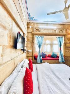 سرير أو أسرّة في غرفة في Hotel Amazing Jaisalmer