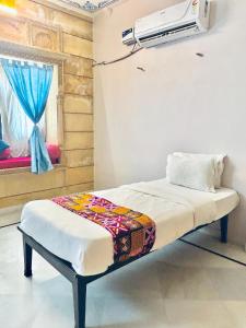 سرير أو أسرّة في غرفة في Hotel Amazing Jaisalmer