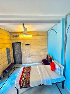 سرير أو أسرّة في غرفة في Hotel Amazing Jaisalmer