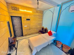 سرير أو أسرّة في غرفة في Hotel Amazing Jaisalmer