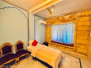 سرير أو أسرّة في غرفة في Hotel Amazing Jaisalmer