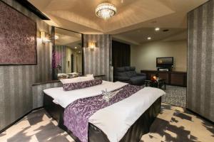 a bedroom with a large bed in a room at HOTEL ZOOM - Couple's Hotel in Beppu