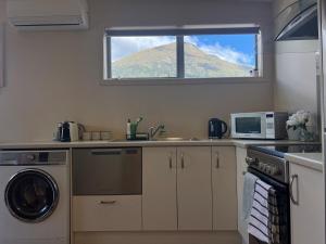 Η κουζίνα ή μικρή κουζίνα στο Mountain View, Lake Hayes Estate +6 φωτογραφίες