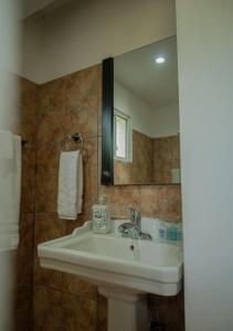 Kupatilo u objektu Hotel room, West End, Beach access, Triple