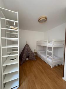 een kamer met witte planken en een kamer met een bed bij Fanzago Home in Pisogne