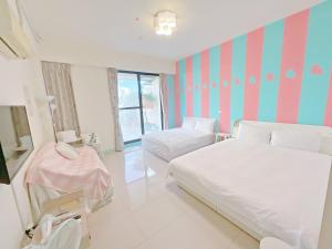 Rúm í herbergi á SUIIAN inn 隨緣民宿恆春小鎮內 國旅卡 可包棟