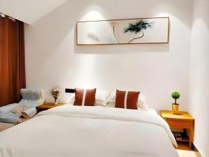 เตียงในห้องที่ Qinghe Art Hotel