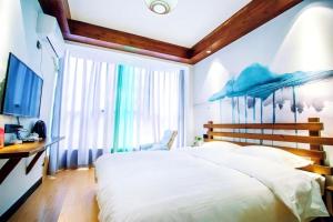 เตียงในห้องที่ Qinghe Art Hotel