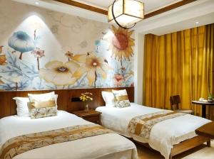 เตียงในห้องที่ Qinghe Art Hotel