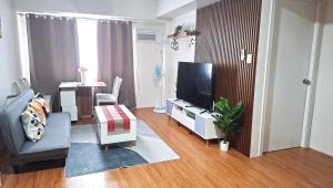 Family Haven Tagaytay - 6 Pax - Taal View - Full Kitchen - FAST Wi-Fi SERIN WEST CONDO的电视和/或娱乐中心