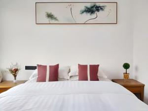 เตียงในห้องที่ Qinghe Art Hotel
