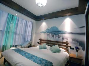 เตียงในห้องที่ Qinghe Art Hotel