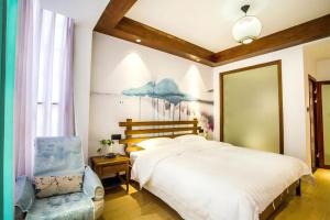 เตียงในห้องที่ Qinghe Art Hotel