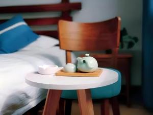 เตียงในห้องที่ Qinghe Art Hotel