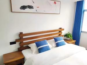 เตียงในห้องที่ Qinghe Art Hotel