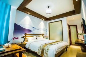 เตียงในห้องที่ Qinghe Art Hotel