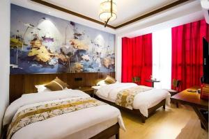 เตียงในห้องที่ Qinghe Art Hotel