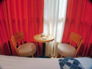 เตียงในห้องที่ Qinghe Art Hotel