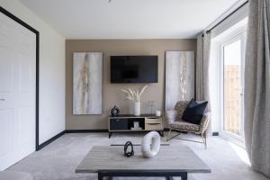 Μια τηλεόραση ή/και κέντρο ψυχαγωγίας στο Beautiful and Spacious 3-bed Home in Nottingham by Renzo, Driveway, Close to M1!