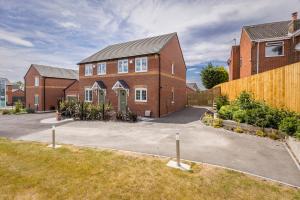 Κήπος έξω από το Beautiful and Spacious 3-bed Home in Nottingham by Renzo, Driveway, Close to M1!